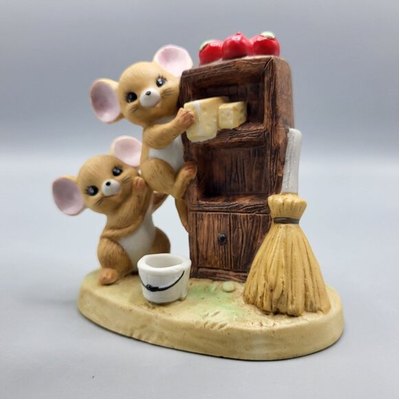 Vintage 1979 Enesco Figurine Mice Pair Climbing Shelf Apples Broom Decor Ceramic - Picture 12 of 16